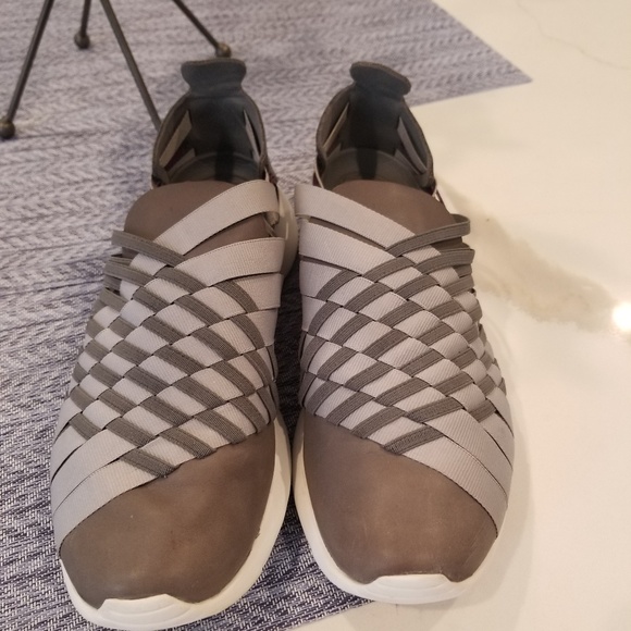 Nike Roshe Run woen shoe. Used. Good condition. - Picture 5 of 6